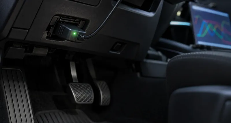 Диагностический адаптер в разъёме OBD под панелью Skoda Octavia A8