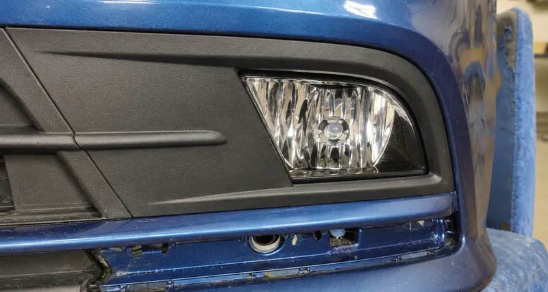 Установка противотуманных фар: бампер снят, фара стоит в нижней накладке — Volkswagen Jetta VI