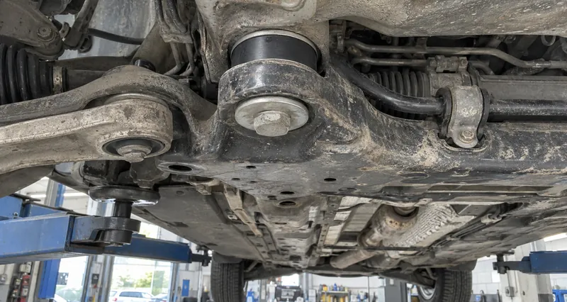 Новый сайлентблок переднего подрамника Volkswagen Passat B6, вид снизу с подъёмника
